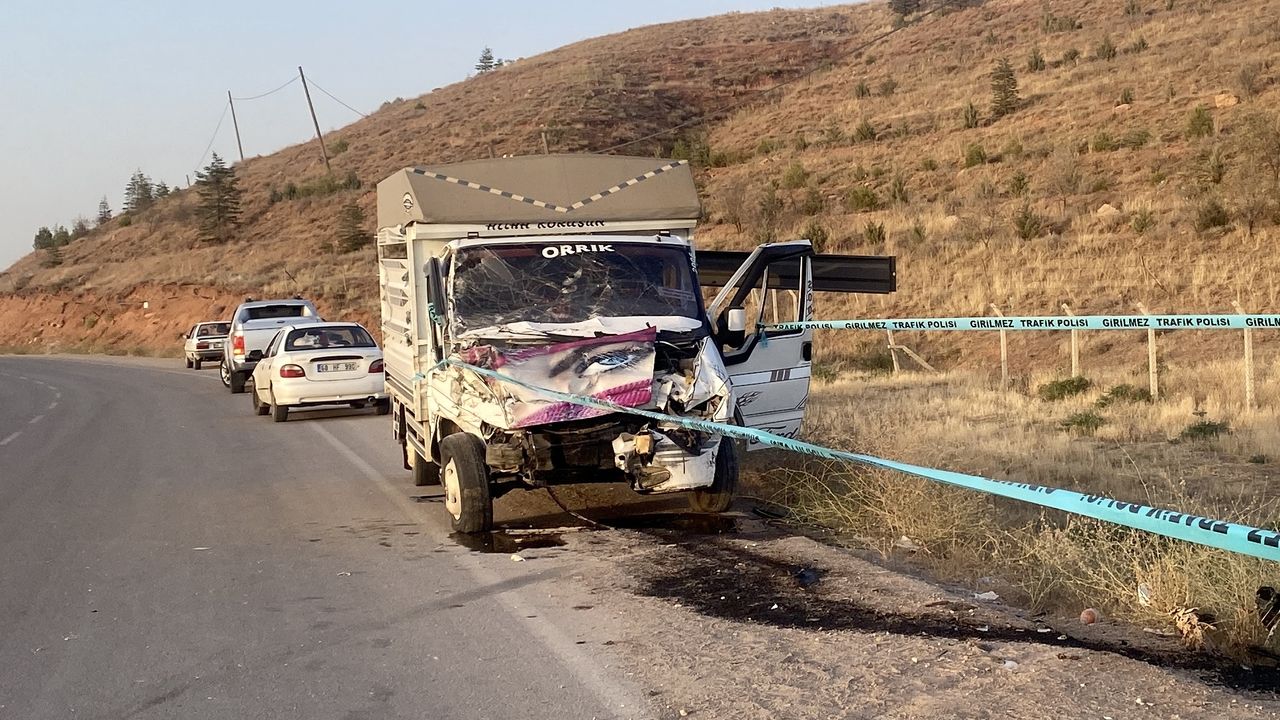Hafif ticari araç ile kamyonet çarpıştı, 1 kişi öldü, 4 kişi yaralandı