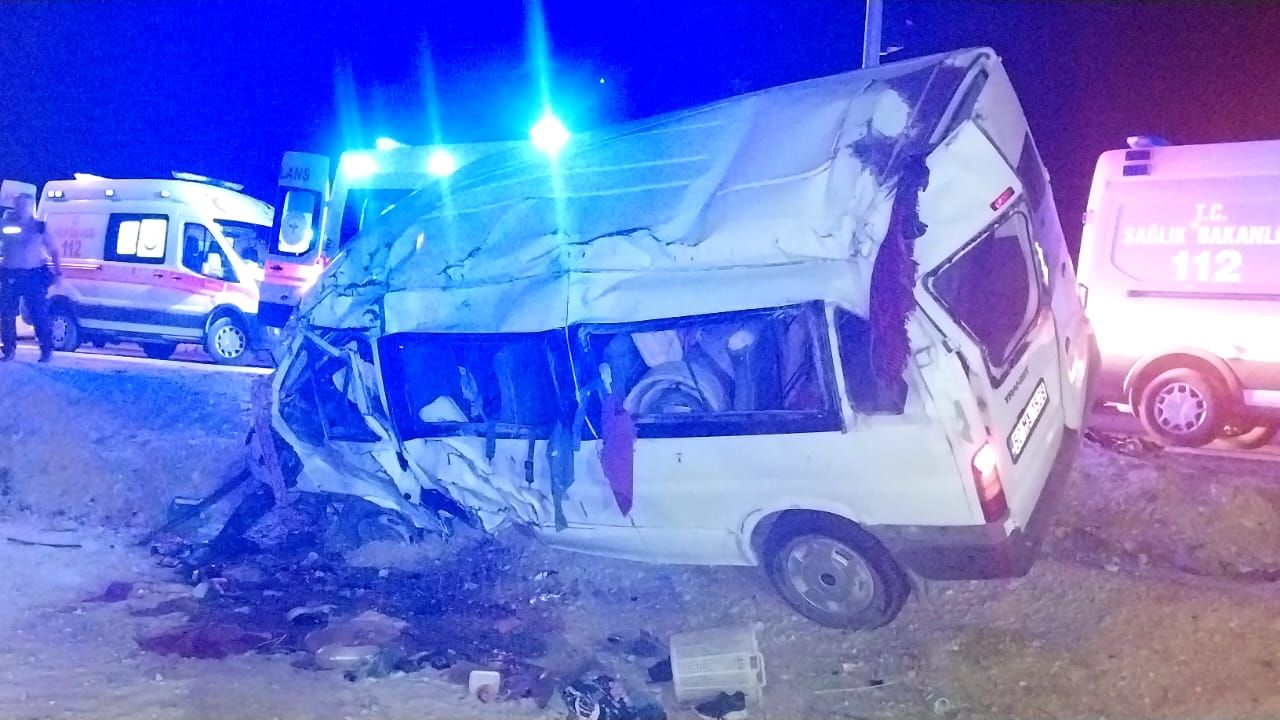 Minibüsle otomobilin çarpıştığı kazada 8 kişi yaralandı