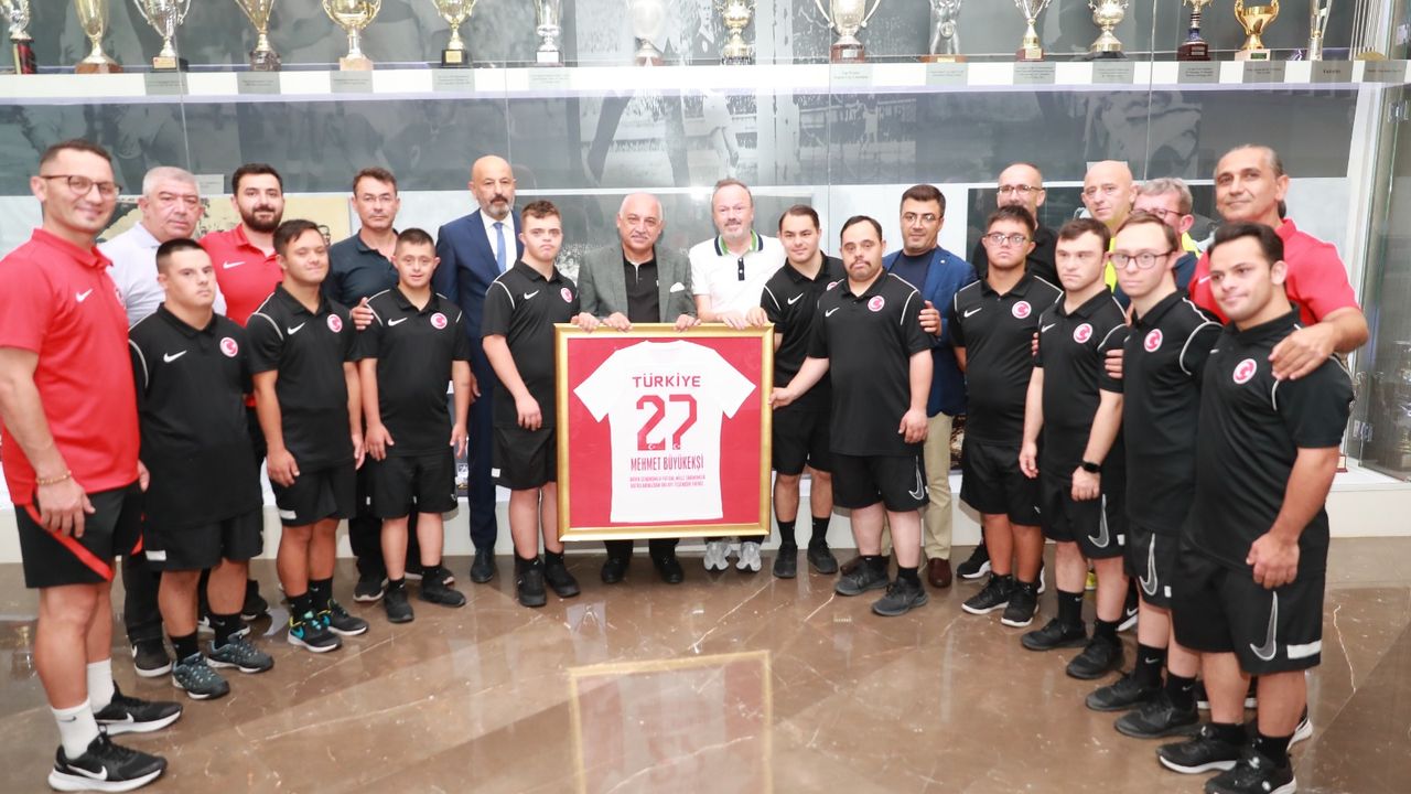 Başkan Büyükekşi, Down Sendromlu Futsal Milli  Takımı ile bir araya geldi