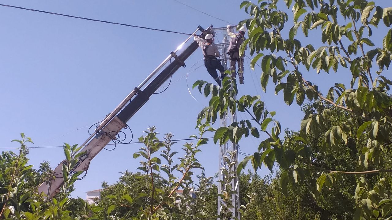 Kırşehir'de eski elektrik direkleri yenileniyor