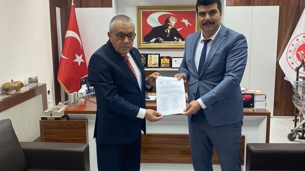 MHP İl Başkanı Arif Kılıç mazbatasını aldı