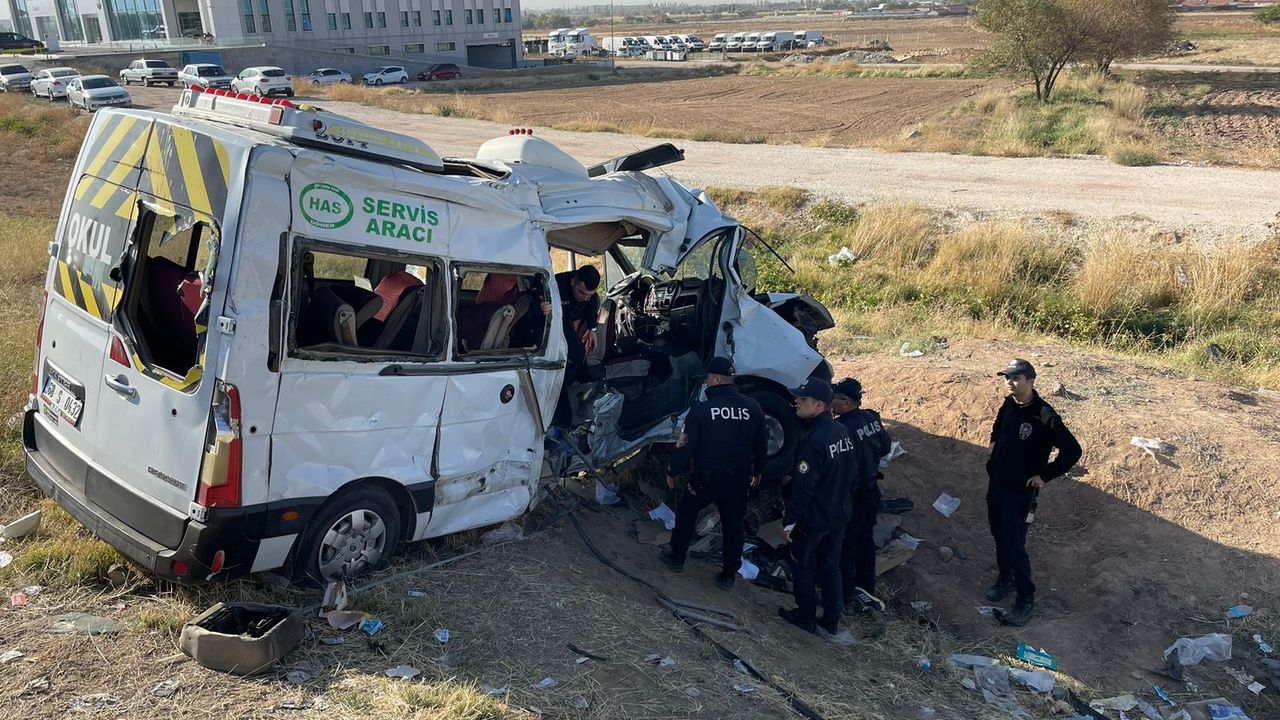 Aksaray'da işçi servisi ile kamyonetin çarpıştığı kazada 2 kişi öldü, 19 kişi yaralandı