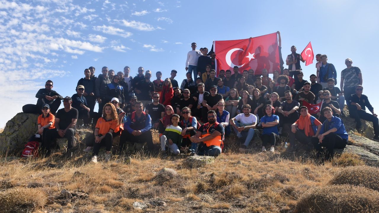 Kırşehir'de 100 gönüllü Cumhuriyet'in 100. yılında Çamlık Tepe'nin zirvesine tırmandı