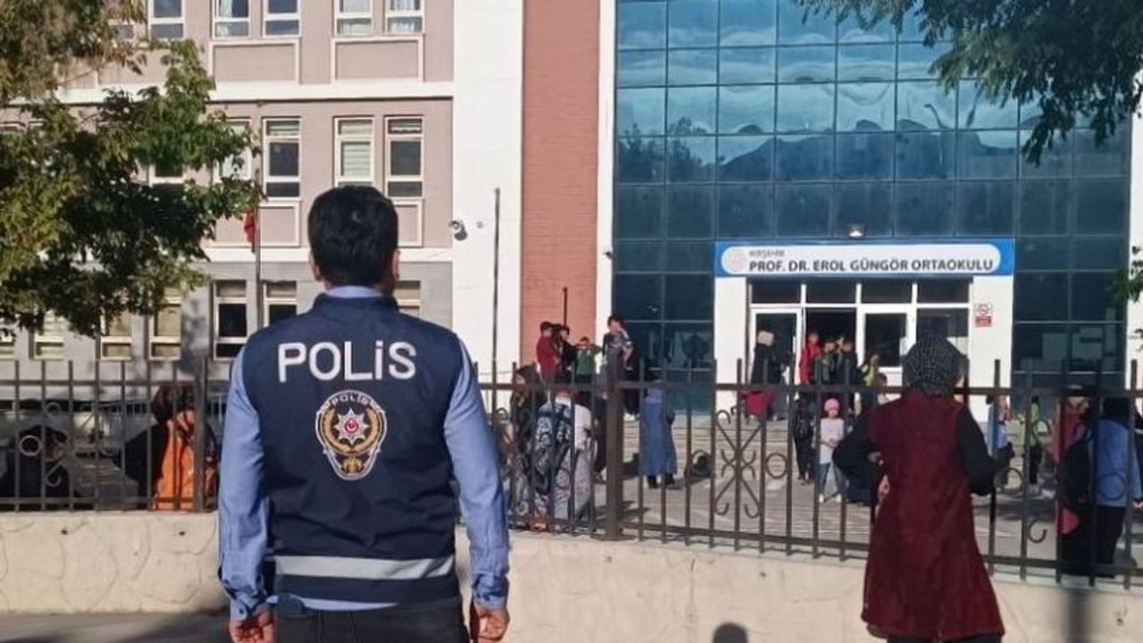 Kırşehir Emniyet Müdürlüğü okul  önlerinde denetimlerini arttırdı