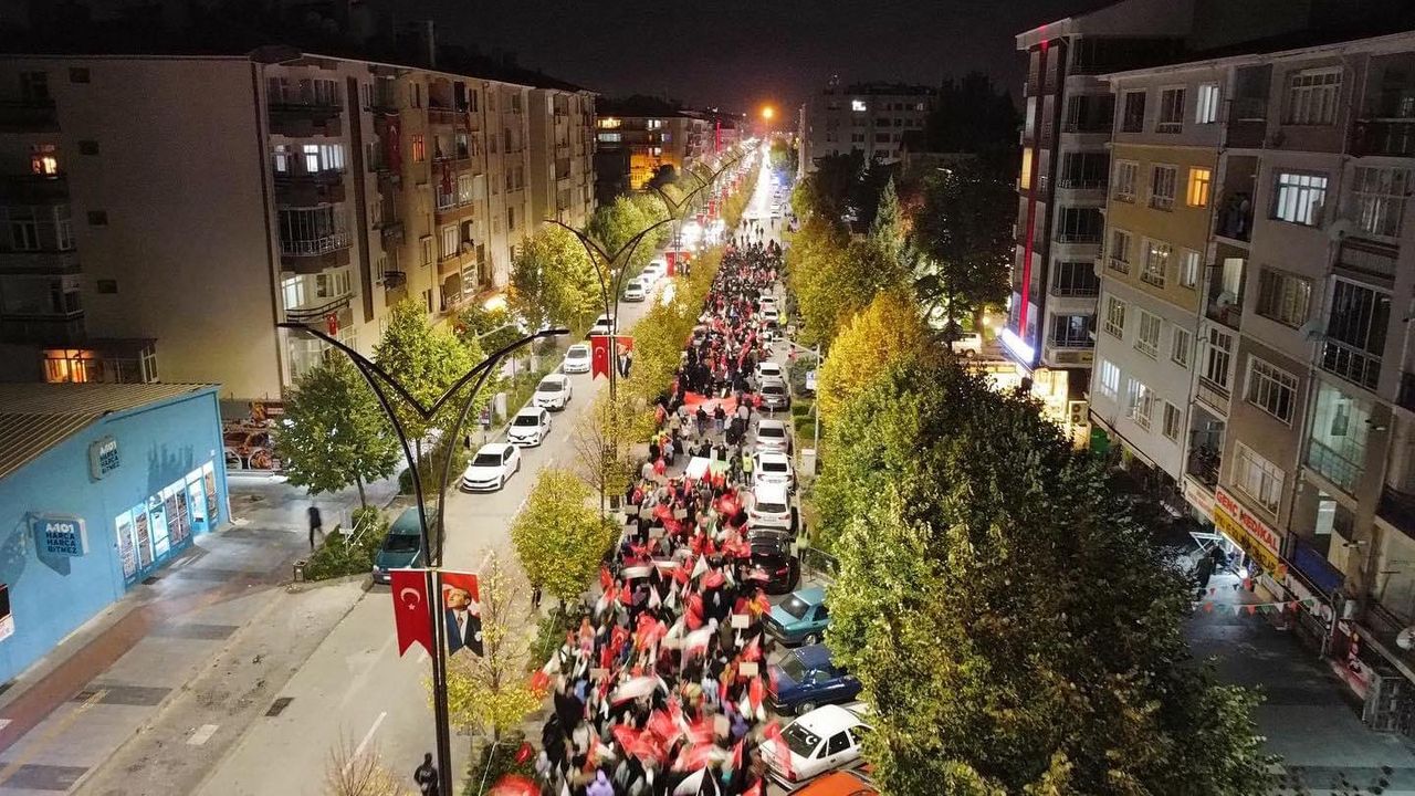 Kırşehir'de yüzlerce vatandaş caddeye akın etti