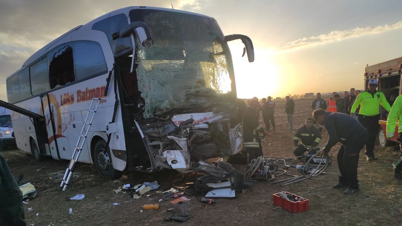 Yolcu otobüsü ile traktörün çarpıştığı kazada 8 kişi yaralandı