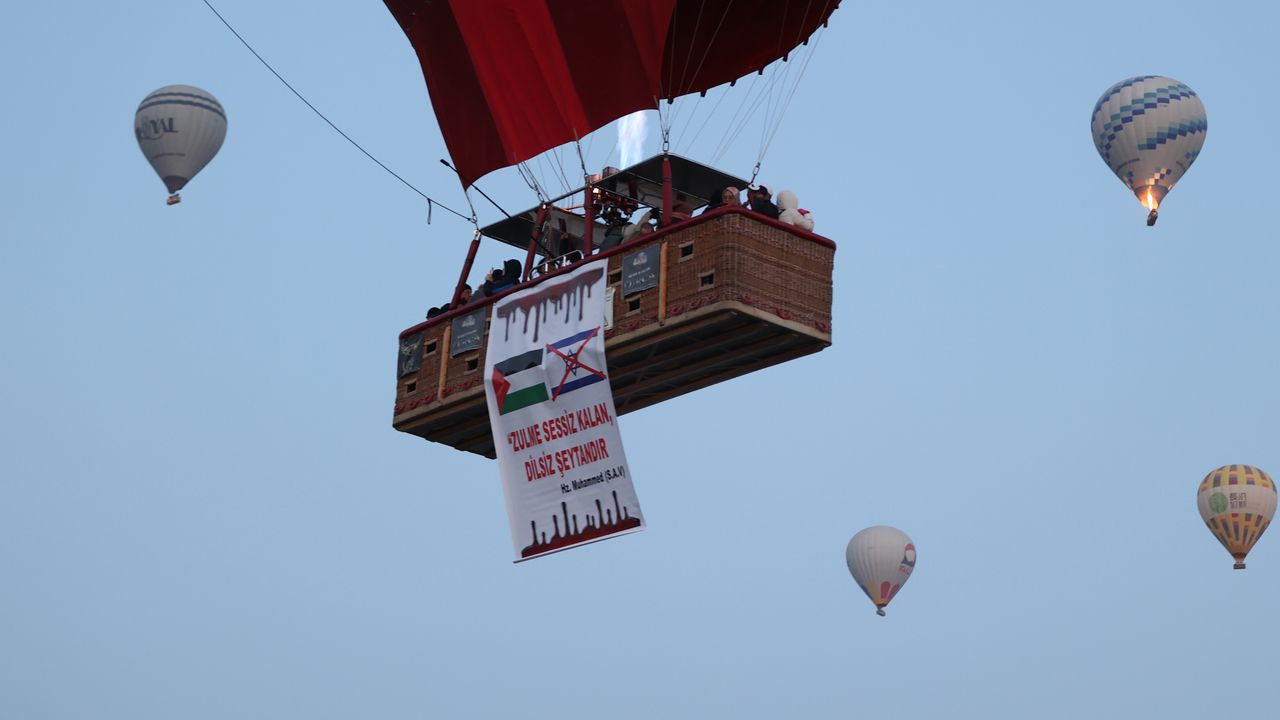Kapadokya'da sıcak hava balonu İsrail'e tepki pankartıyla uçtu