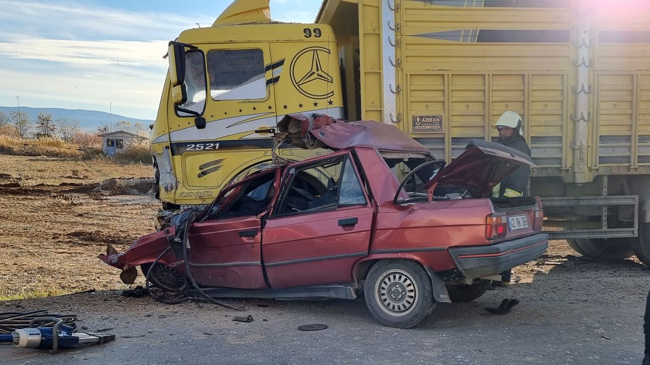 Otomobil ile kamyonun çarpıştığı kazada 2 kişi öldü, 1 kişi yaralandı