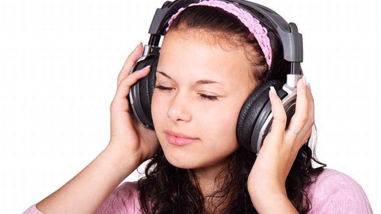 “Uzun süreli kulaklık kullanımı işitme kaybına neden olabilir”