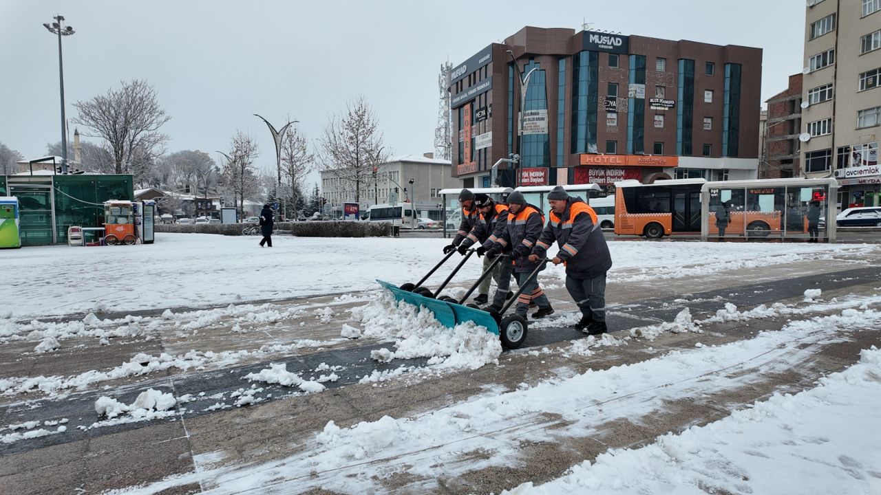 Kırşehir Belediyesi’nin karla  mücadele ekipleri sahada