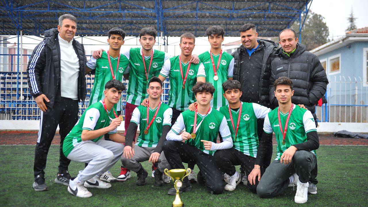 Kırşehirspor, U18’de kupa kaldırdı