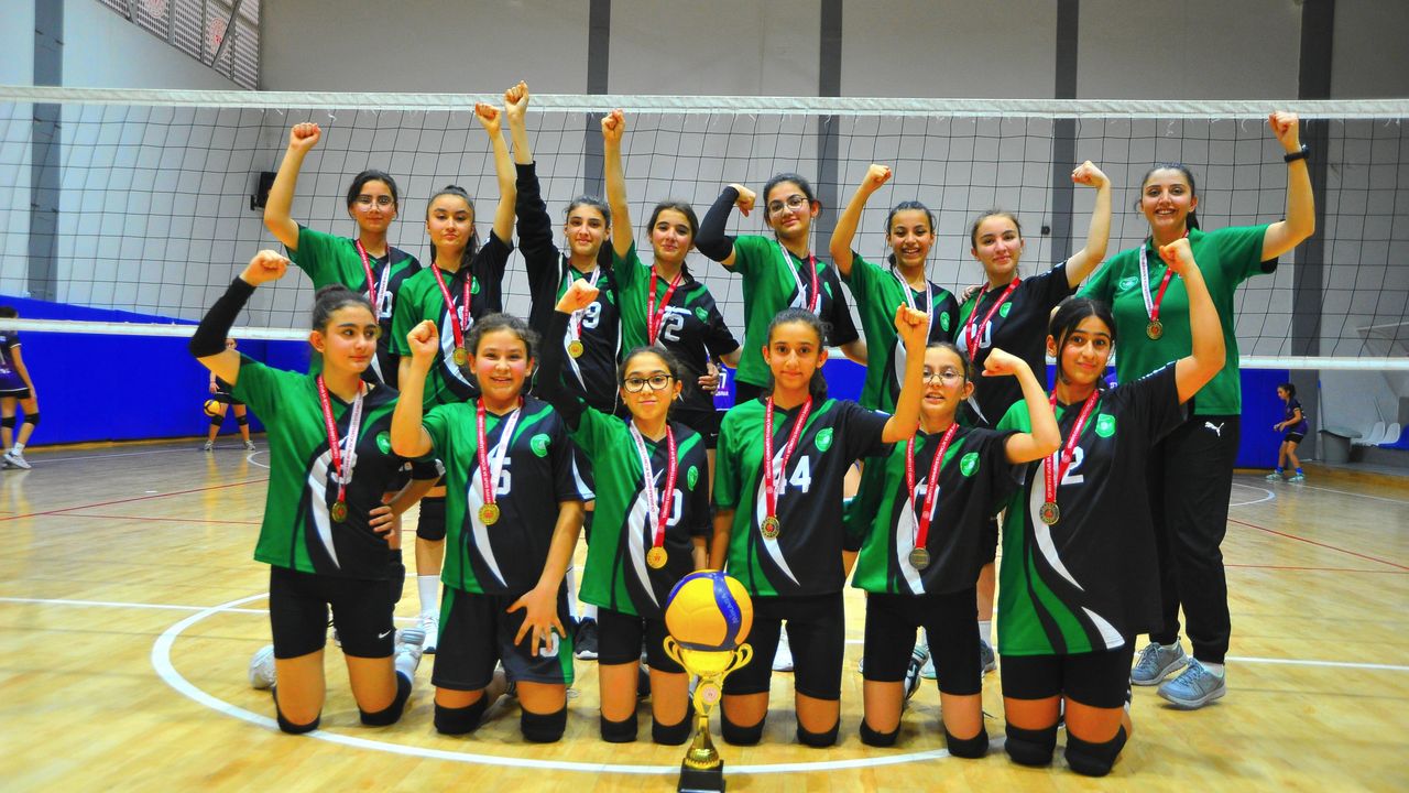 MİDİ Kızlar voleybolda şampiyon Kızıközüspor