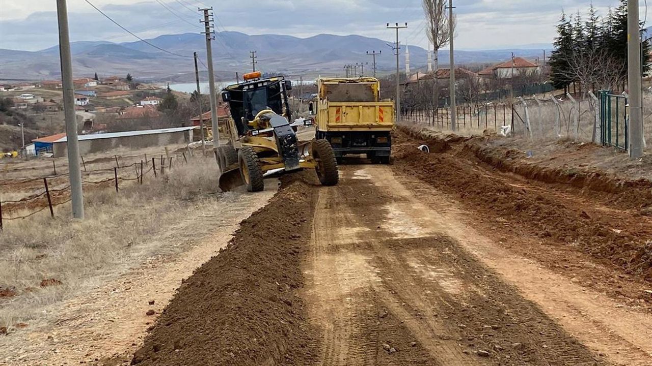 Kırşehir'de köy yollarında bakım çalışmaları devam ediyor