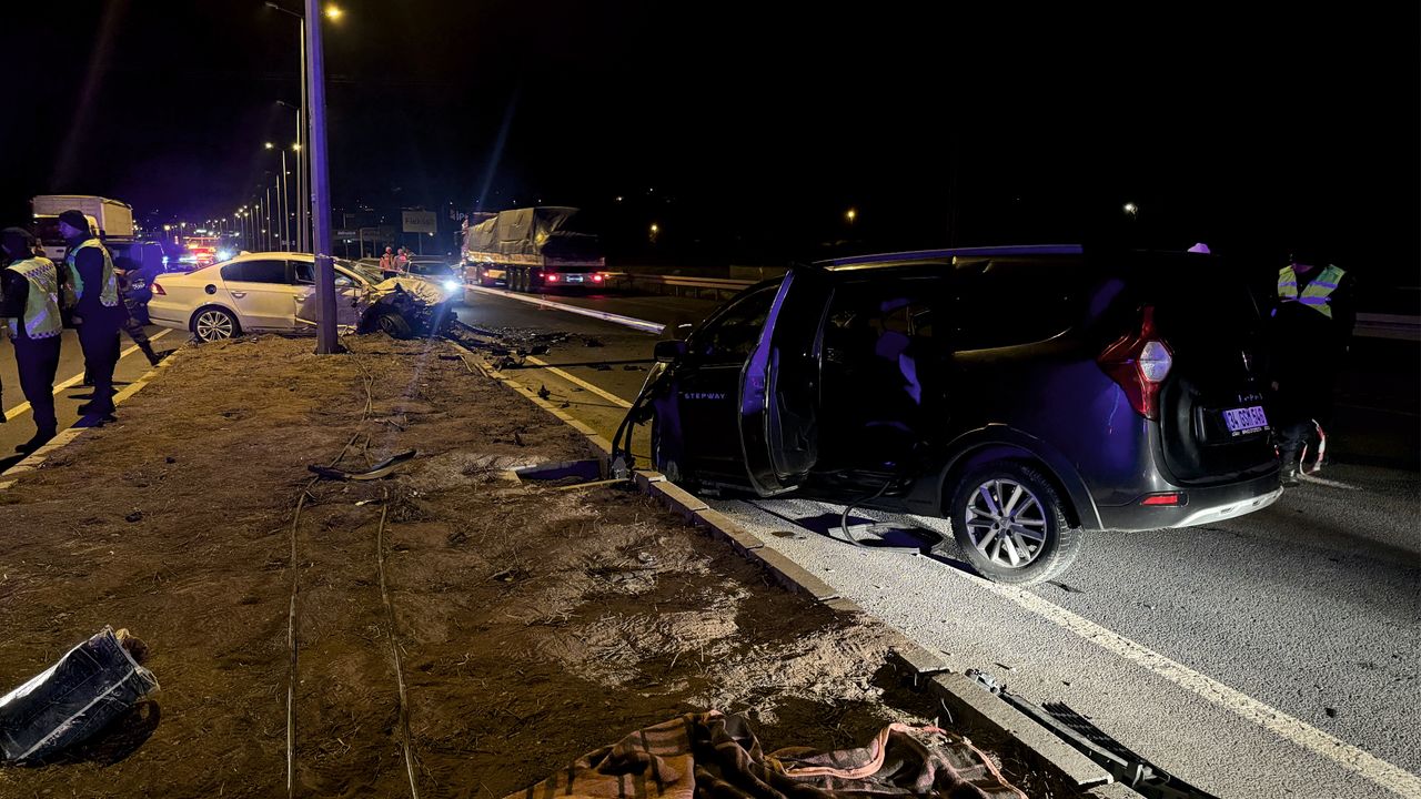 İki otomobilin çarpıştığı kazada 3 kişi hayatını kaybetti