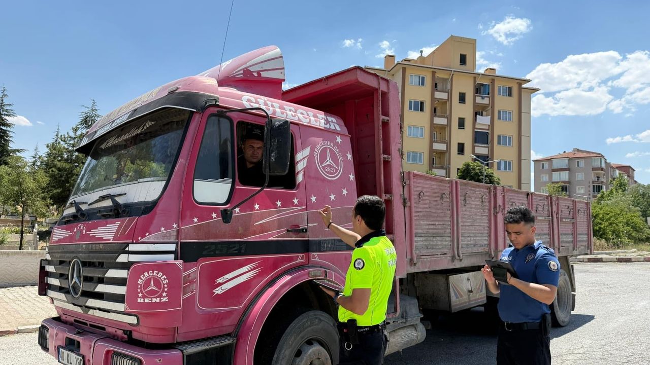 Çiçekdağı’nda trafik ekiplerinden denetim: Sürücülere kurallara uyun uyarısı