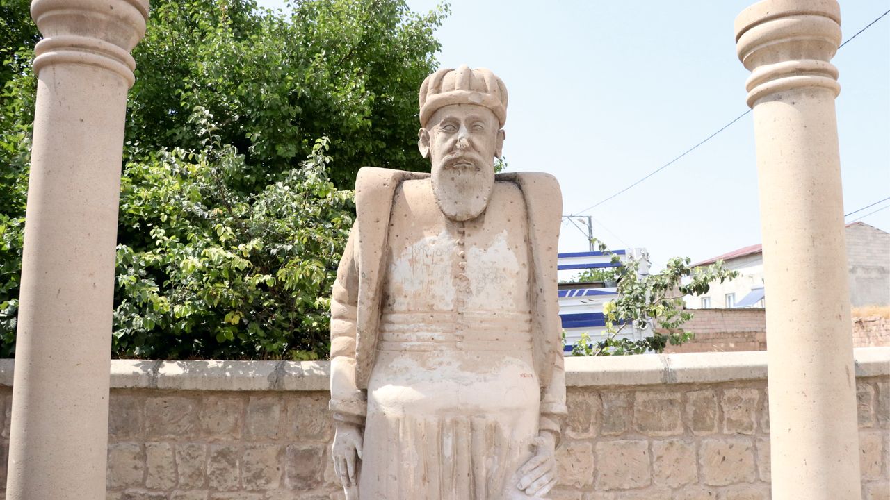 Tahrip Edilen Mimar Sinan Heykeli Restore Edildi