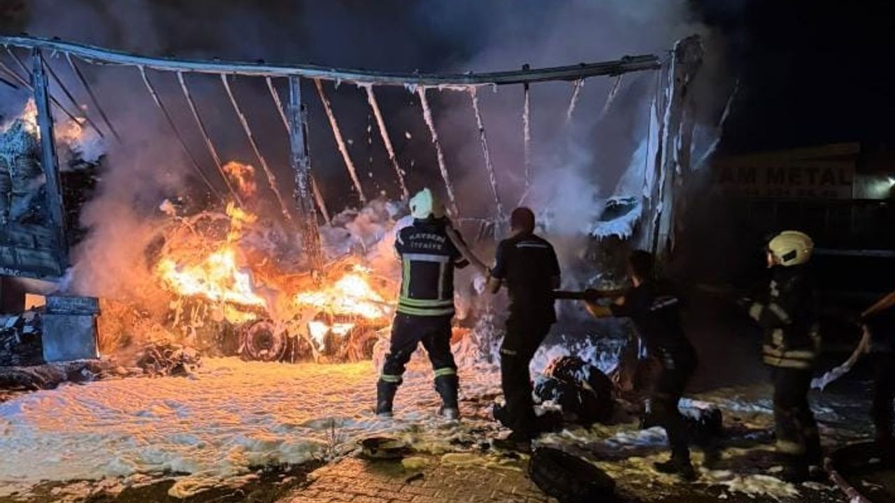 Tır Yangını Maddi Hasara Yol Açtı