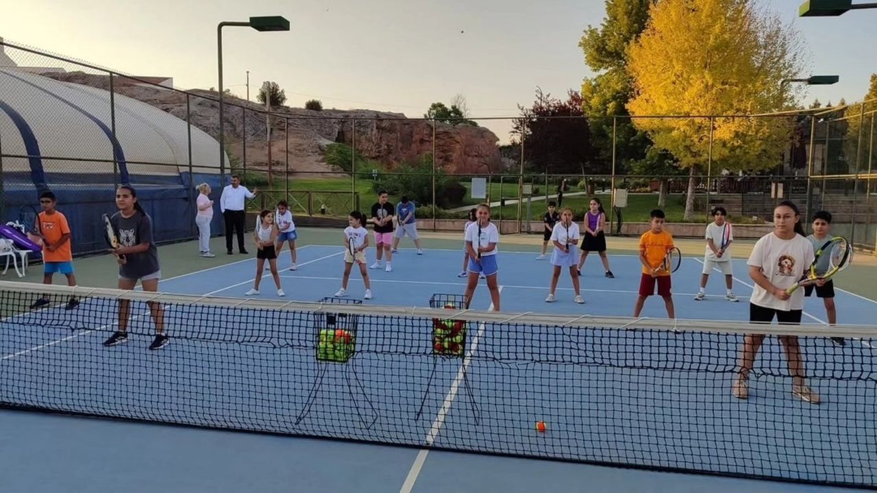 Spor İl Müdürü Çakmakçı’dan Tenisçilere ziyaret!