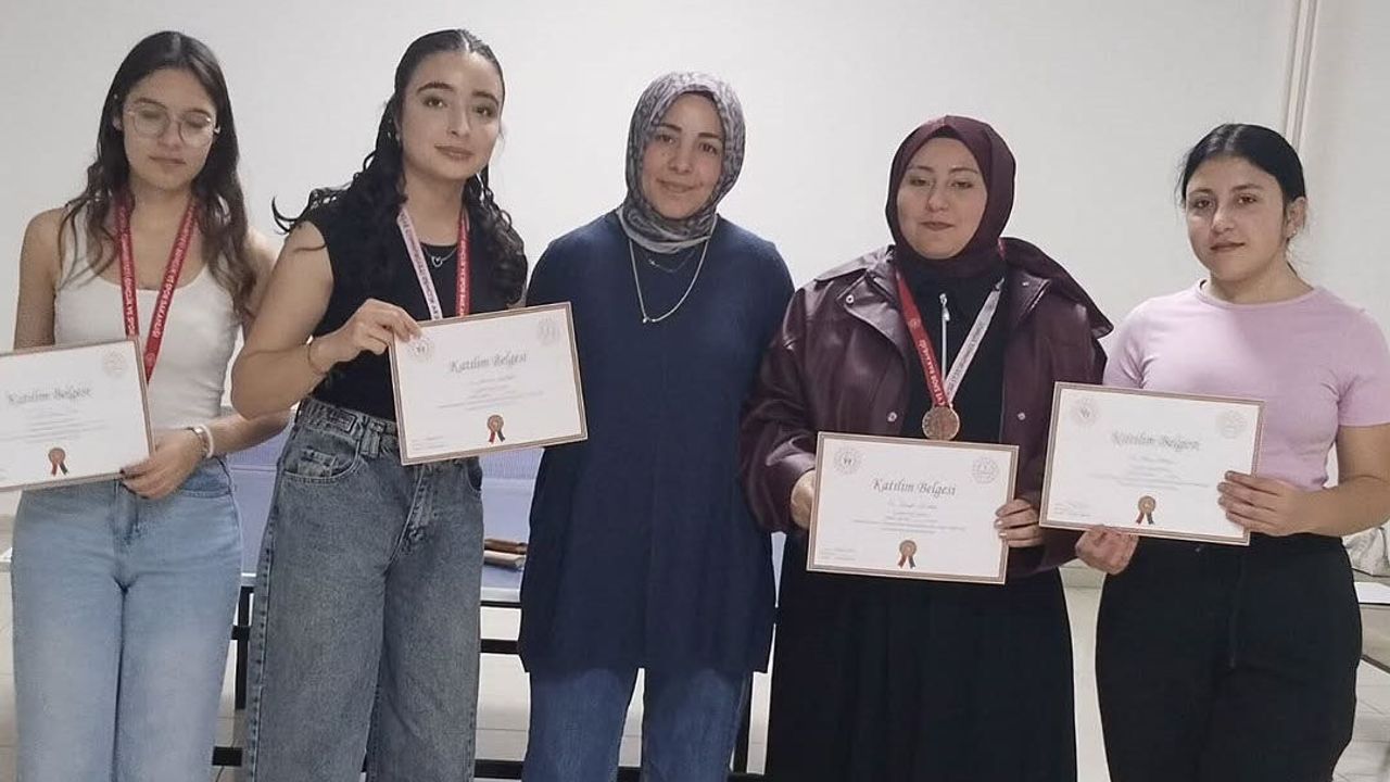 Öğrenciler masa tenisinde kıyasıya mücadele etti