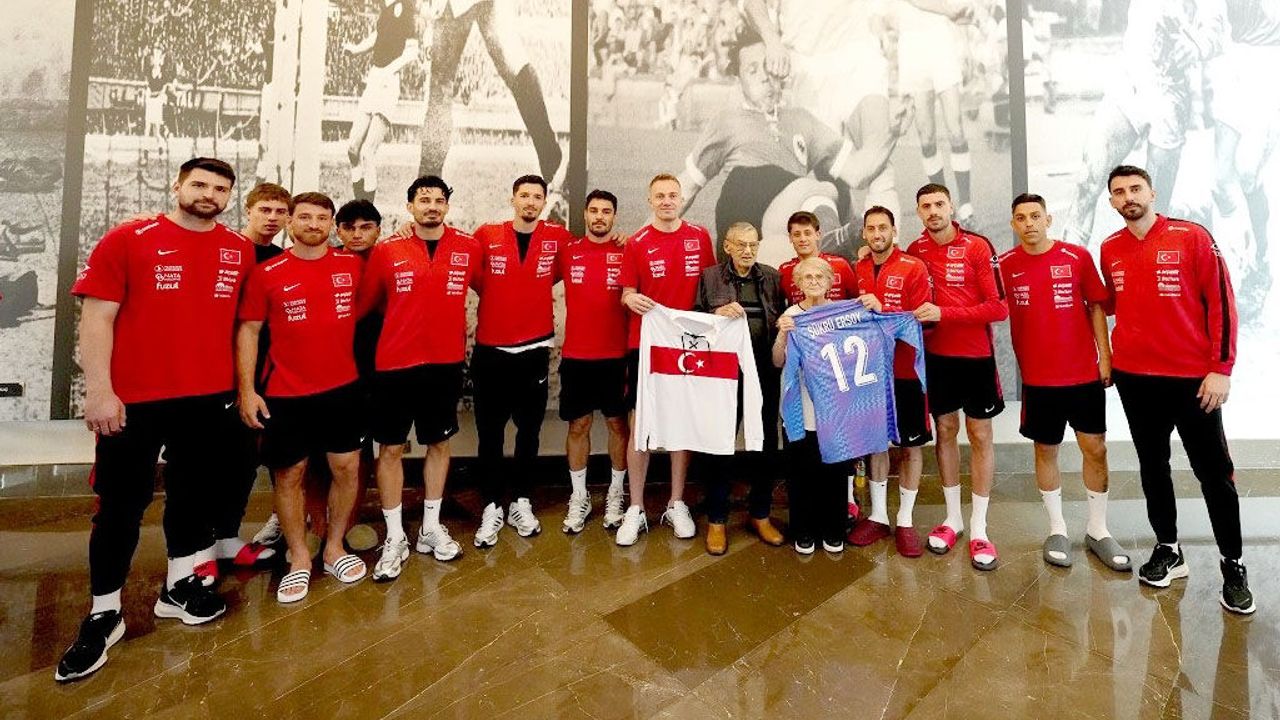 Türk futbolunun Çınarı Riva'da onurlandırıldı