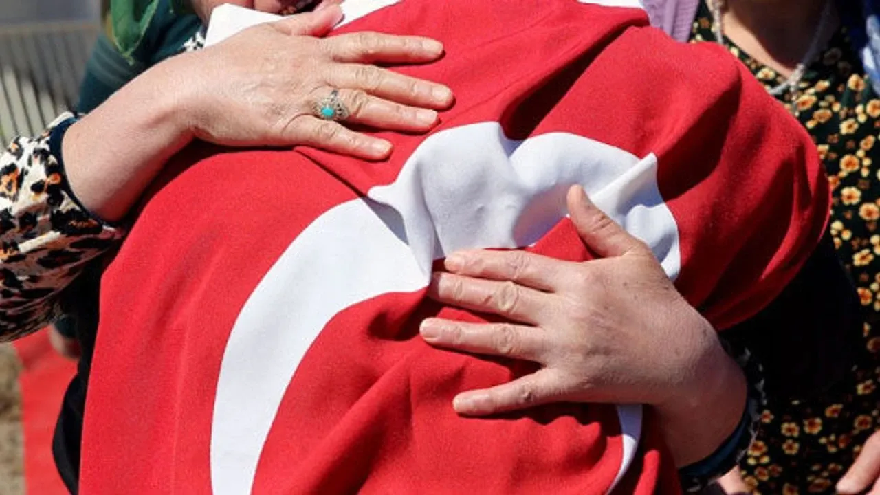 Asker Yolunda Kahreden Kaza: 1 Ölü, 2 yaralı