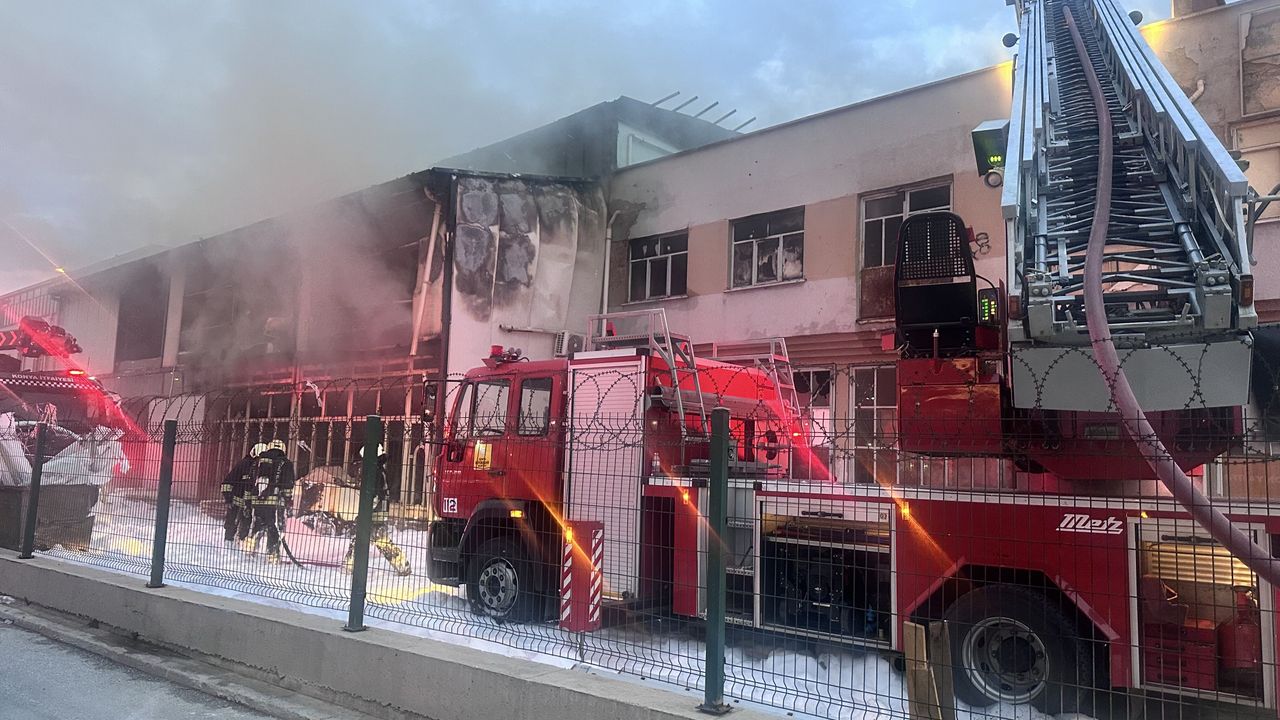 Fabrika Yangını: İtfaiye Personeli Şehit Oldu