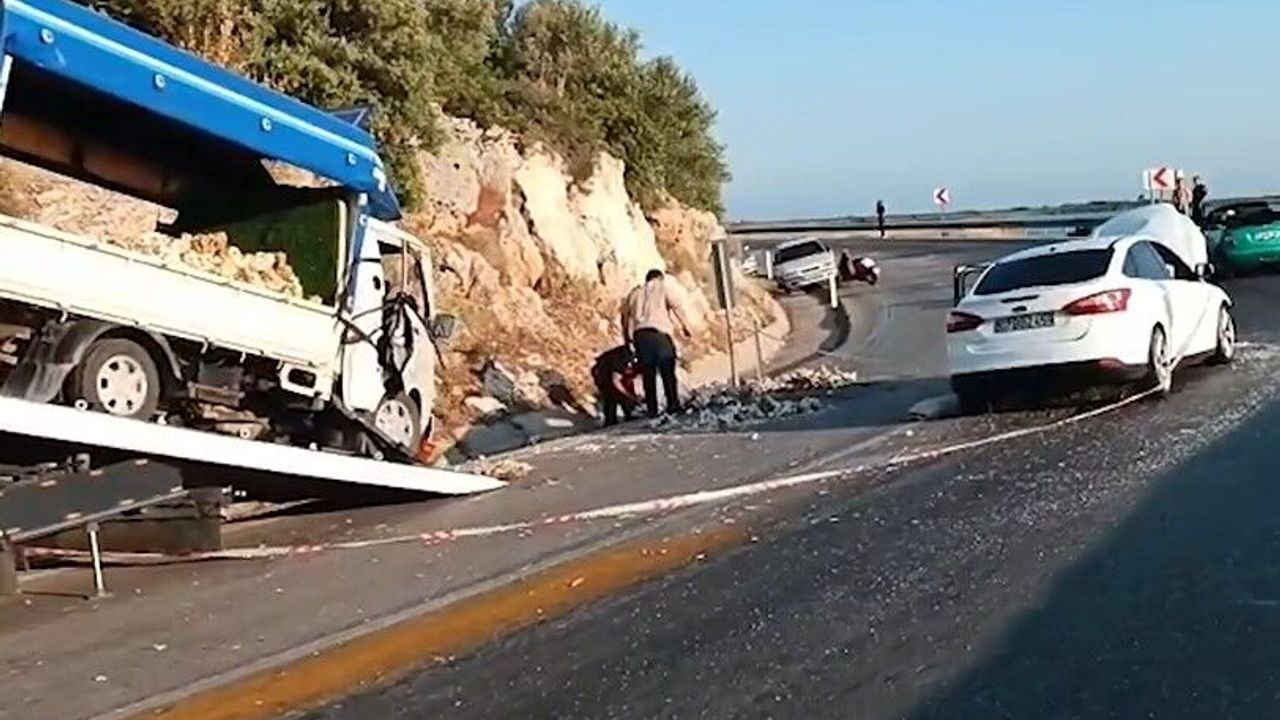 Kamyonet ile Otomobil Çarpıştı: 2 Yaralı