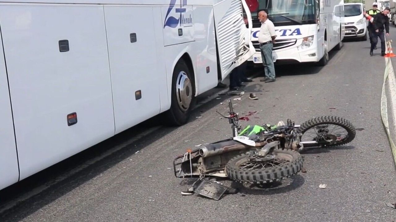 Emniyet Şeridindeki Otobüse Çarptı
