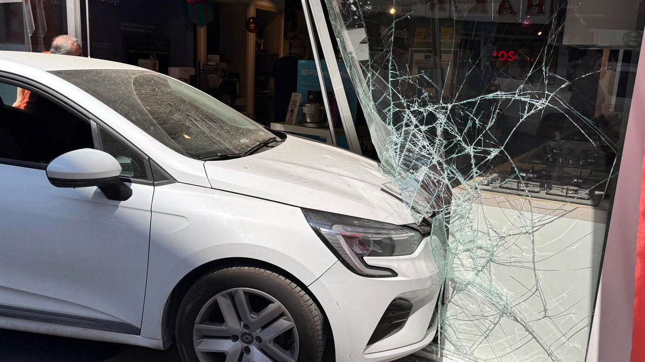 Kontrolden Çıkan Otomobil İş Yerine Girdi