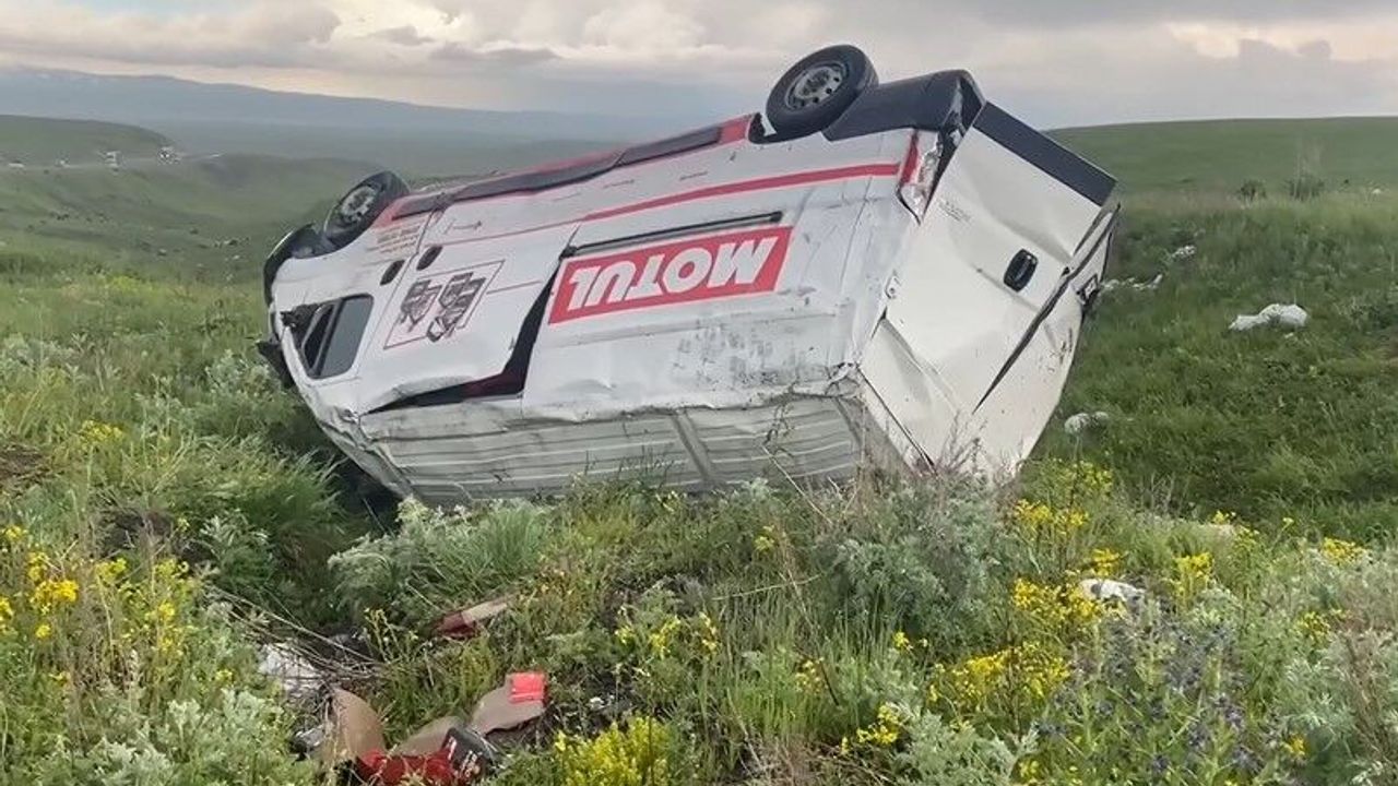 Madeni Yağ Yüklü Minibüs Devrildi