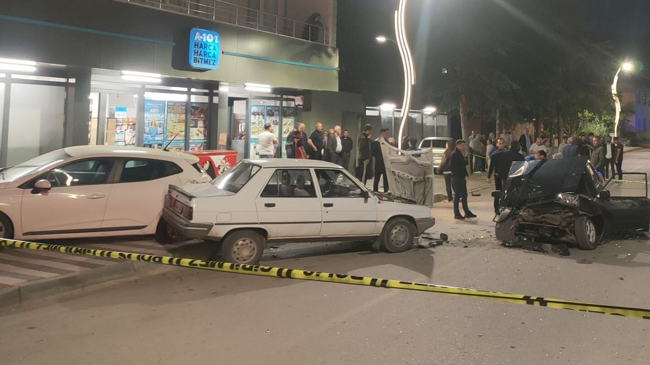 Otomobil Park Halindeki Araçlara Çarptı: 5 Yaralı