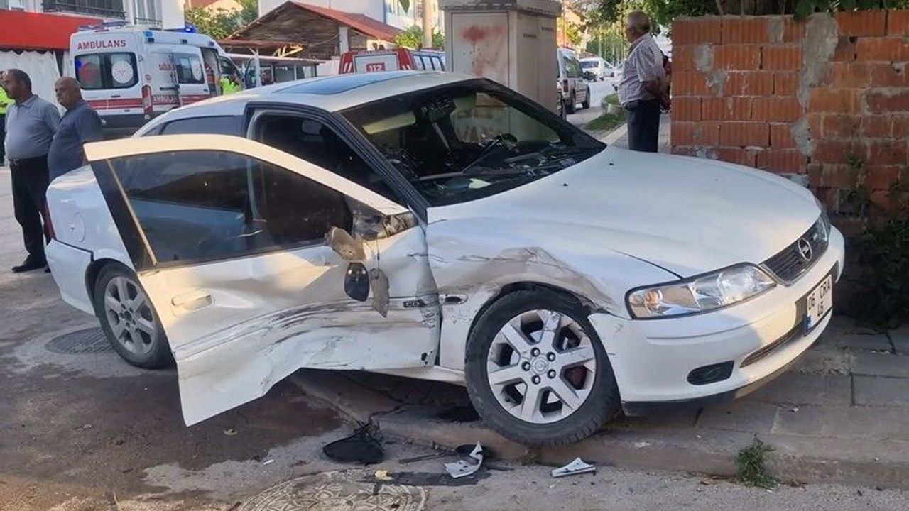 Servis Minibüsü ile Otomobil Çarpıştı: 5 Yaralı
