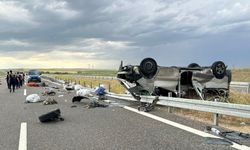 Hafif ticari aracın bariyerlere çarptığı kazada 2 kişi öldü