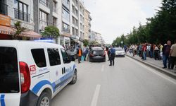 Eskişehir'de kontrolden çıkan otomobil, park halindeki 2 araca çarptı