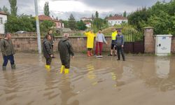 Kayseri'nin Bünyan ilçesinde sağanak nedeniyle bazı ev ve iş yerlerini su bastı