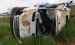 Sivas'ta minibüsün devrilmesi sonucu 13 kişi yaralandı