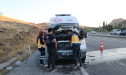  Seyir halindeki ambulans alev aldı