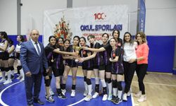 Kızlar voleybolda şampiyon  Sosyal Bilimler oldu