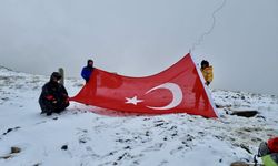 Kırşehirli dağcılar Bayraktepe'deki yıpranan Türk bayrağını değiştirdi