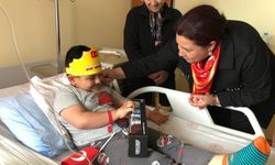 AK Parti Kırşehir İl Başkanı Ünsal'dan tedavi gören çocuklara ziyaret