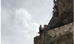Ortahisar Kalesi'nde ayağı kırılan turist, UMKE ekiplerince hastaneye kaldırıldı