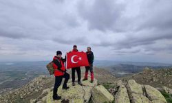 Neşet Ertaş'ın "Baran Dağı"na tırmanarak Türk Bayrağı açtılar