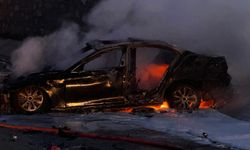 Otomobil alev topuna döndü: 1 ölü, 5 yaralı