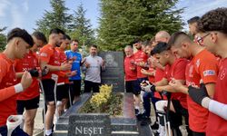 Ampute Milli Futbol Takımı, Neşet Ertaş'ın kabrini ziyaret etti