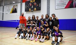 MİDİ kızlar voleybolda şampiyon Akademispor oldu