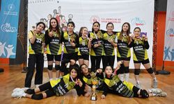 Küçük kızlar voleybolda şampiyon Cumhuriyet Ortaokulu