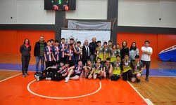 Yunus Emre Ortaokulu Voleybolda şampiyon