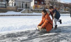 Buz tutan Çoruh Nehri'nde kızak keyfi