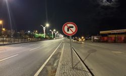Motosikletle trafik levhasına çarptılar canlarından oldular