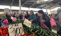 Ekonomik Zorluklara Rağmen Pazar Alışverişi Sürüyor